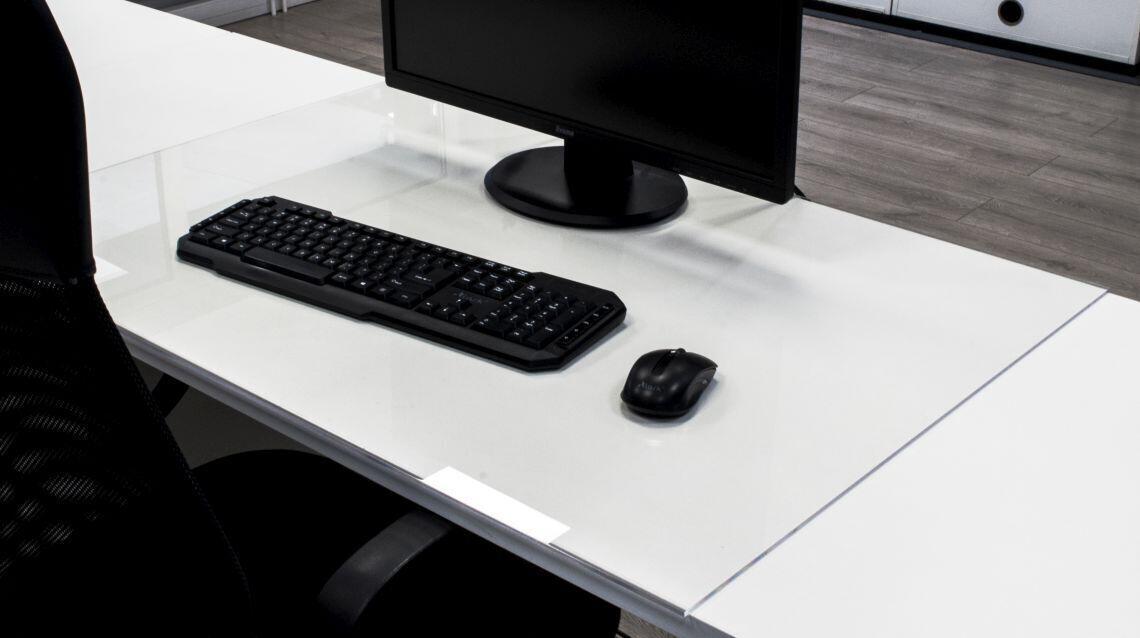 Plexiglas auf dem Schreibtisch – wie erleichtert es Ihre tägliche Arbeit?