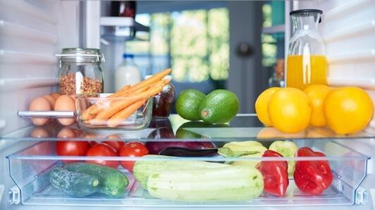 Gesprungene Ablage im Kühlschrank – wie kann ich sie kostengünstig ersetzen?