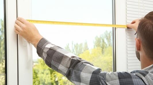 Fensterisolierung mit Acrylglasscheibe – überzeugen Sie sich, wie einfach das ist!